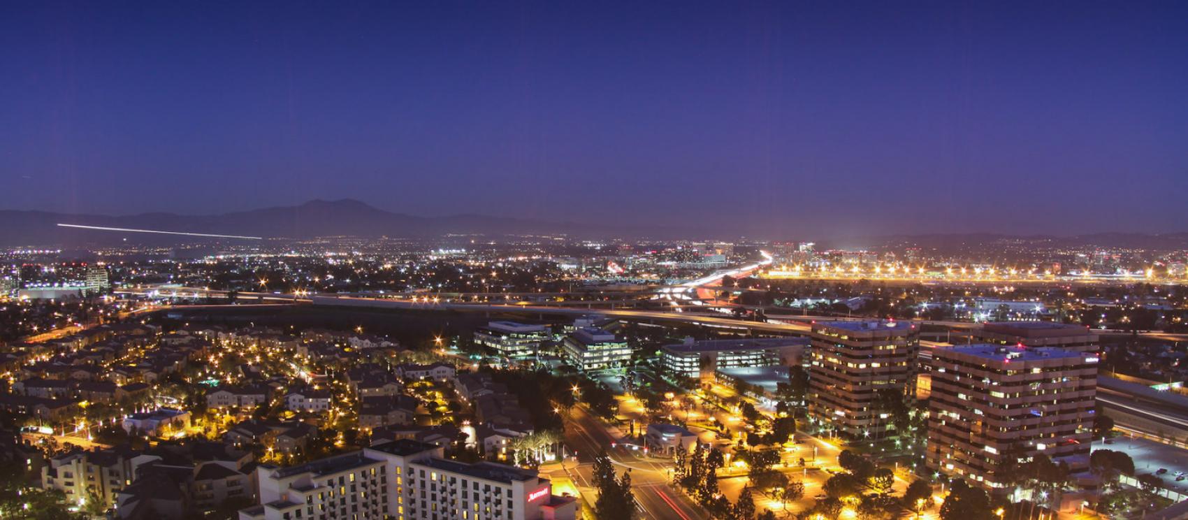 橙县科斯塔梅萨的璀璨灯火