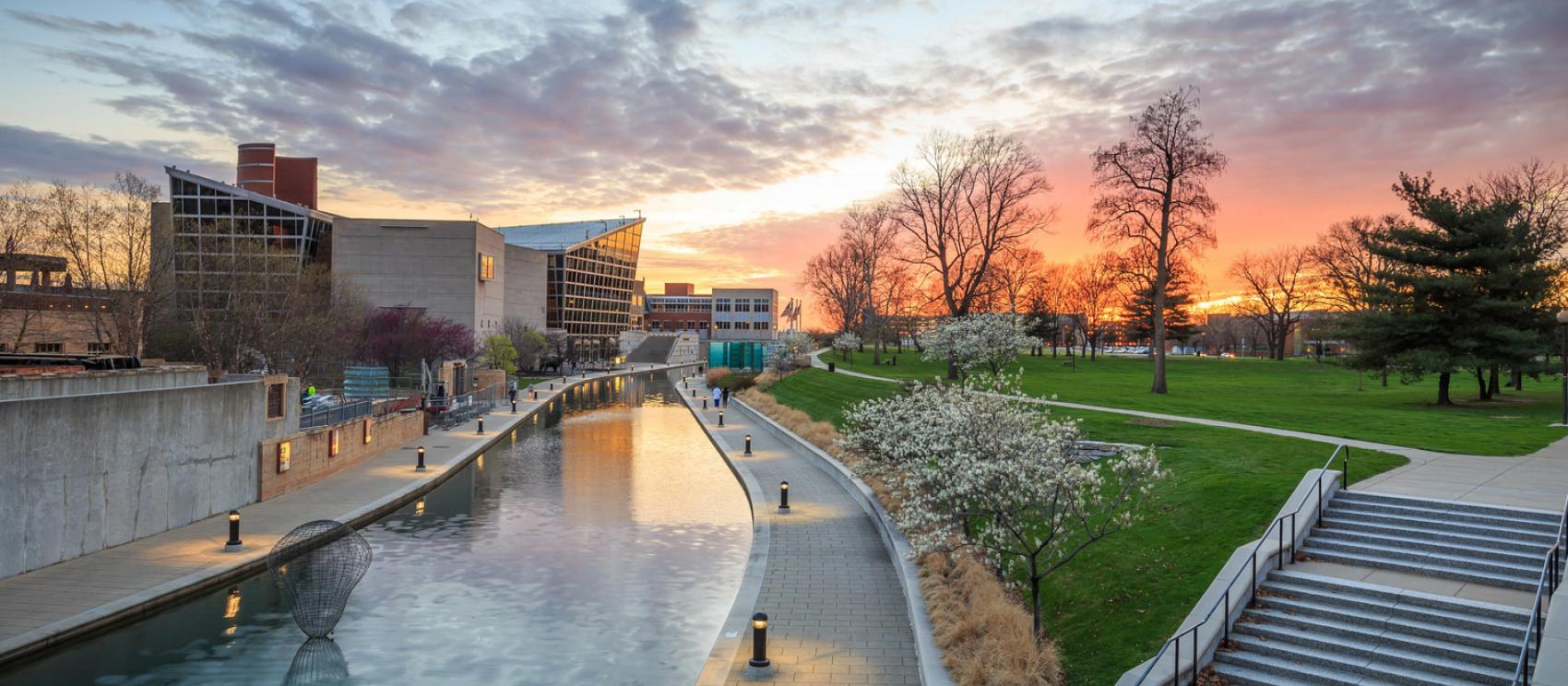 夕阳下，通往印第安纳波利斯印第安纳州州立博物馆的步道