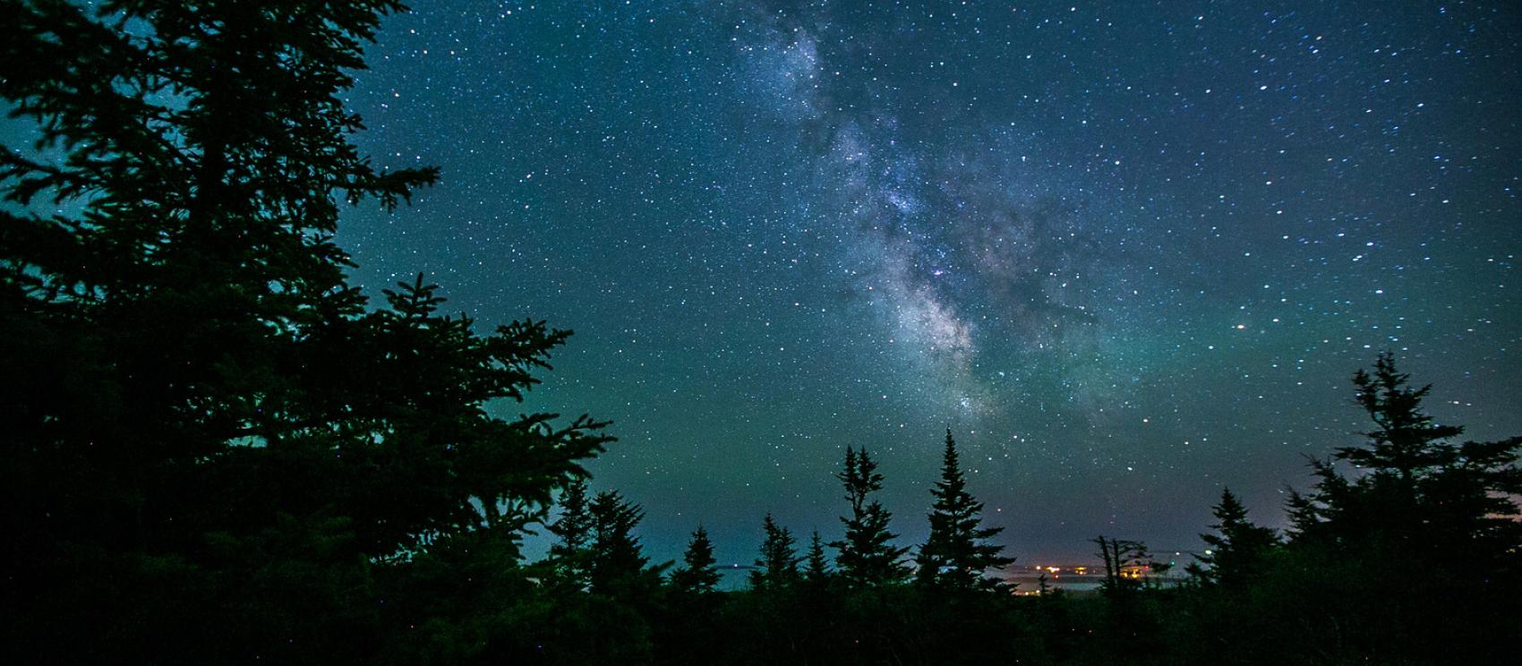 阿卡迪亚国家公园卡迪拉克山山顶上空闪耀的星空