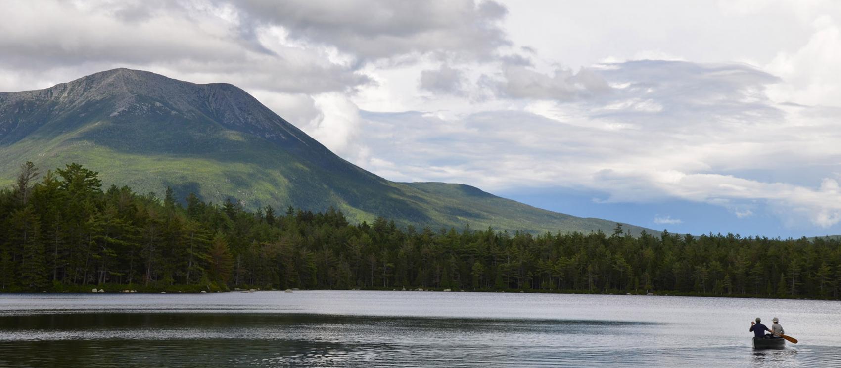 乘皮划艇荡漾于巴克斯特州立公园的 Katahdin Lake 湖面上