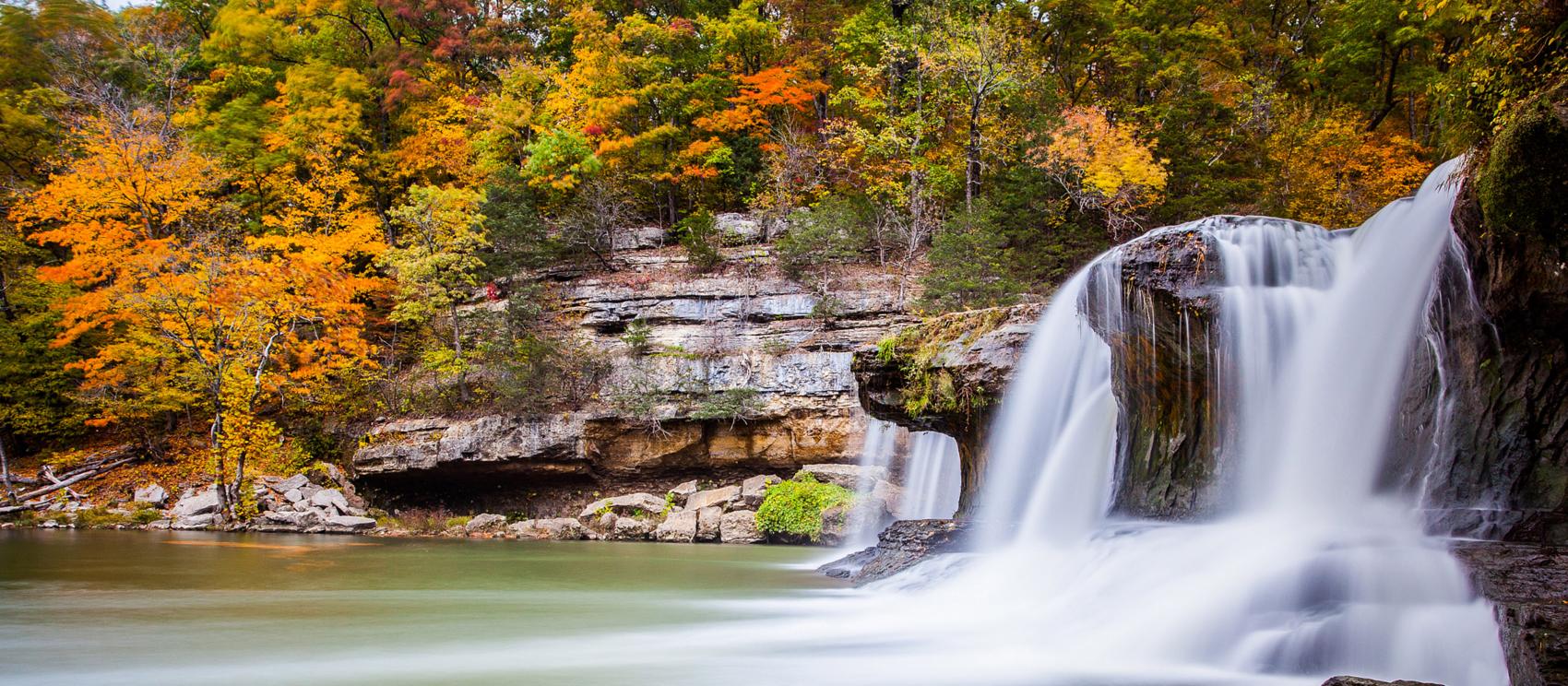 银白大瀑布国家休闲区上瀑布的秋景