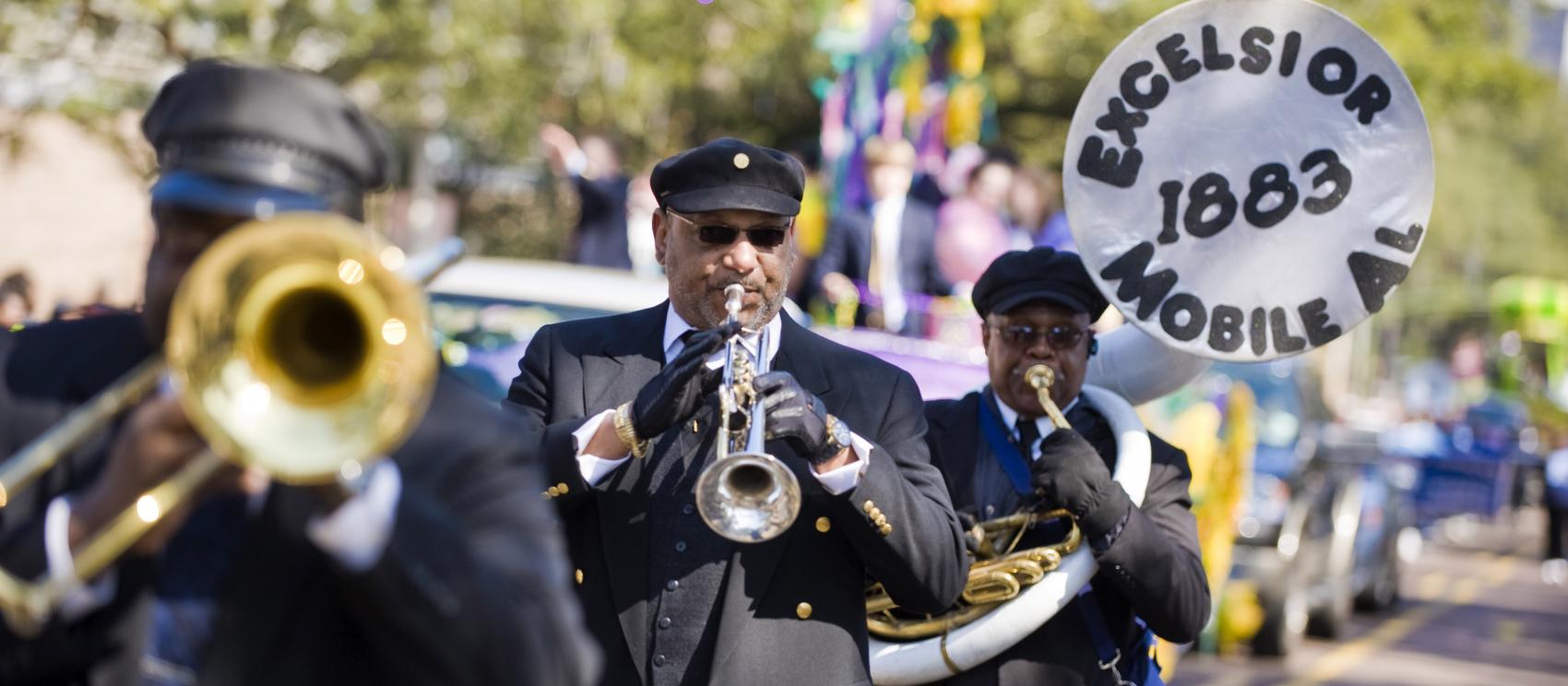 莫比尔狂欢节上游行的 Excelsior Band 乐队