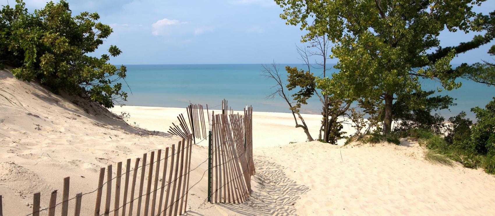 密西根湖南岸的印第安纳州沙丘国家公园