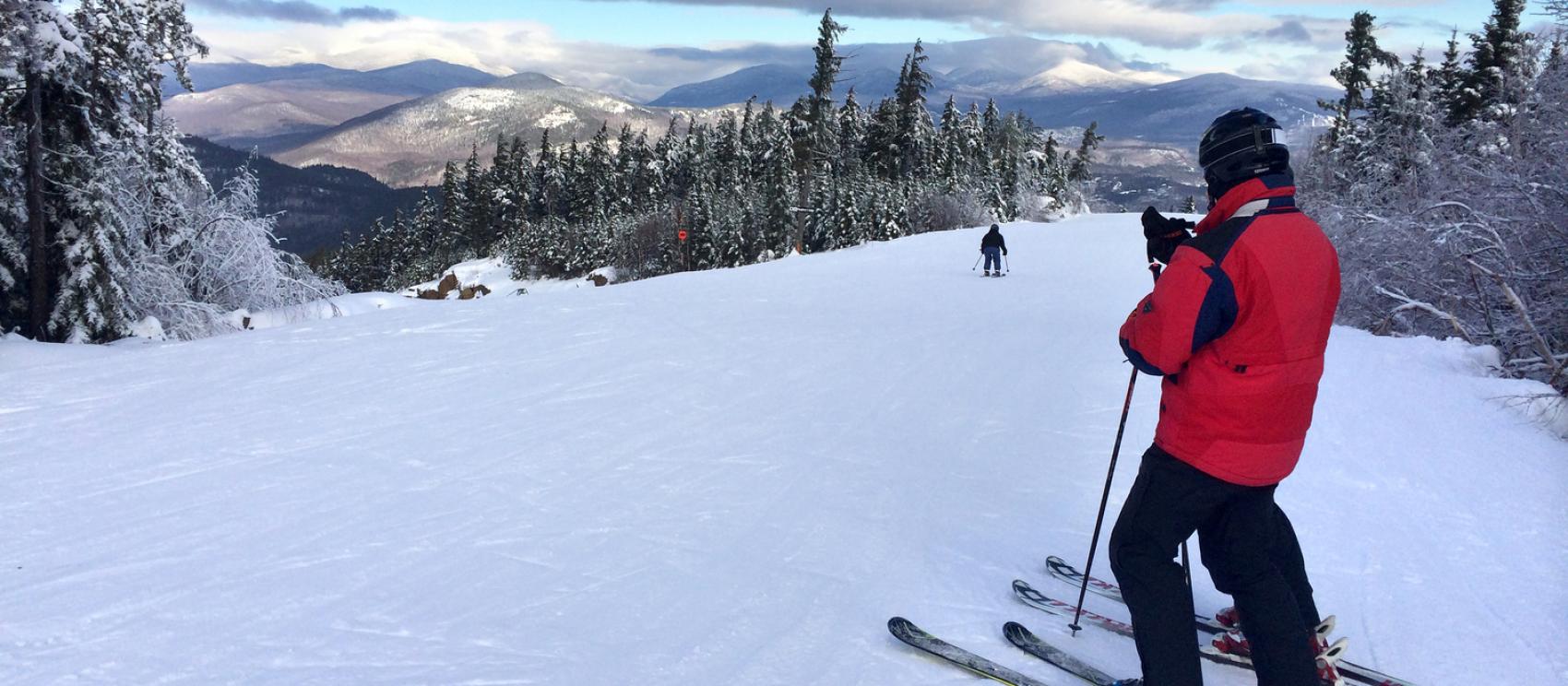 滑雪者准备从白山山脉的山坡上滑下