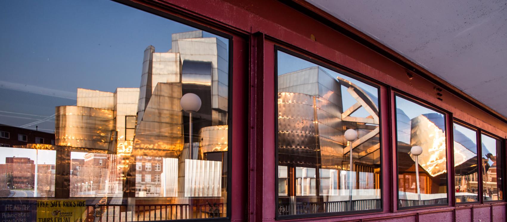 魏斯曼艺术博物馆的倒影