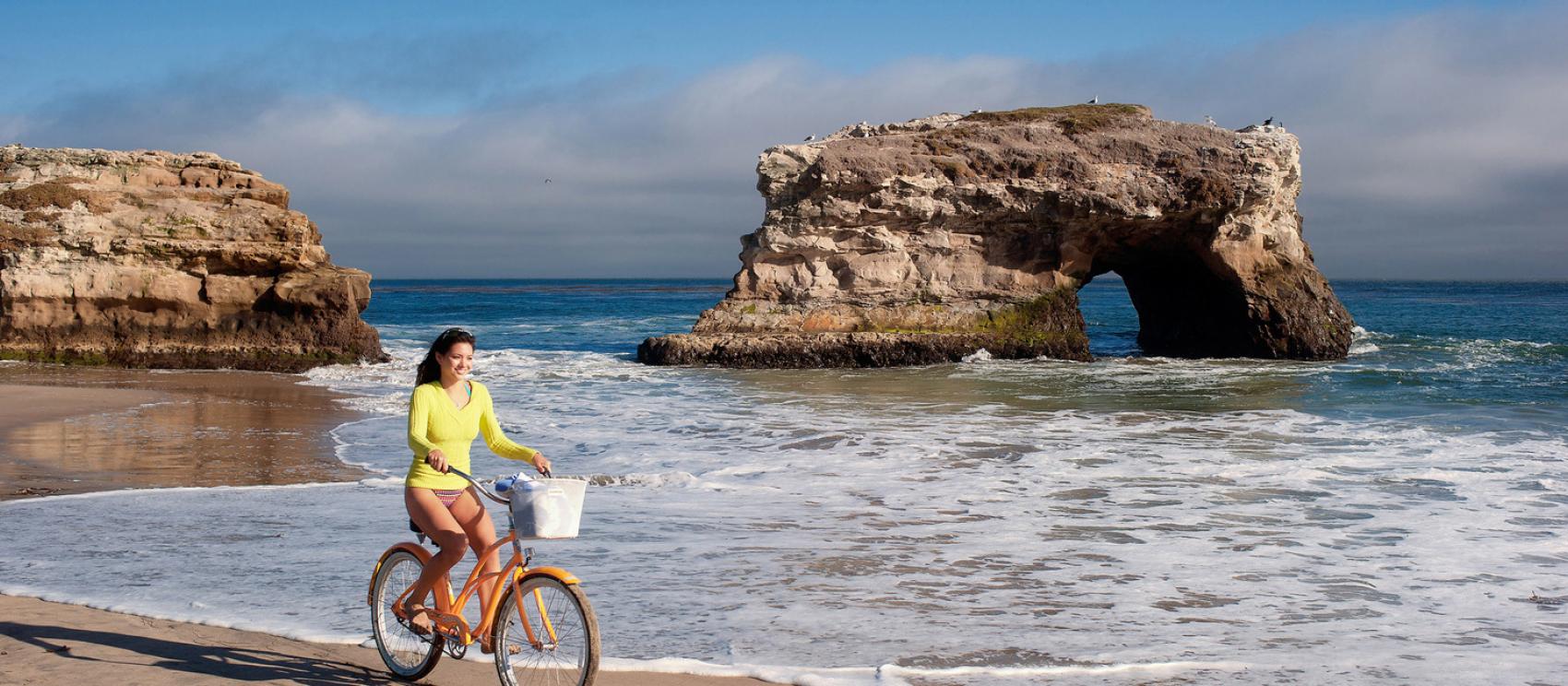 在圣克鲁斯的自然桥州立海滩骑自行车