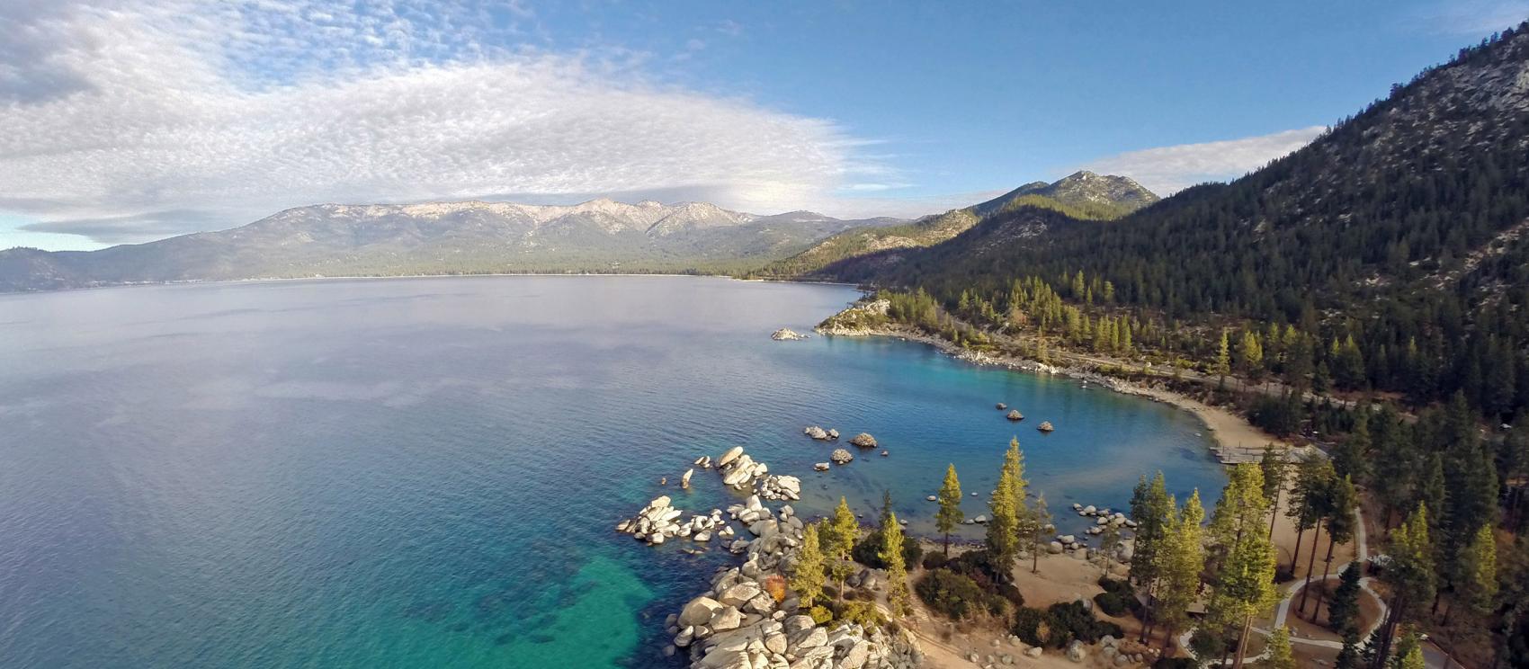 从沙港俯瞰太浩湖清澈透亮的水域