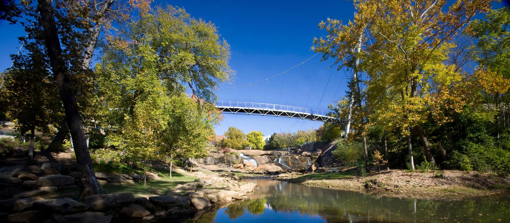 格林维尔芦苇丛瀑布公园的特色悬浮桥