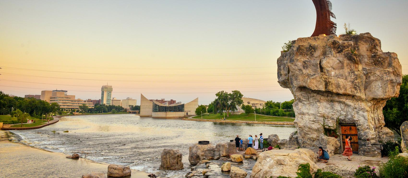 在威奇托“平原守护者”雕像下方俯瞰大小阿肯色河