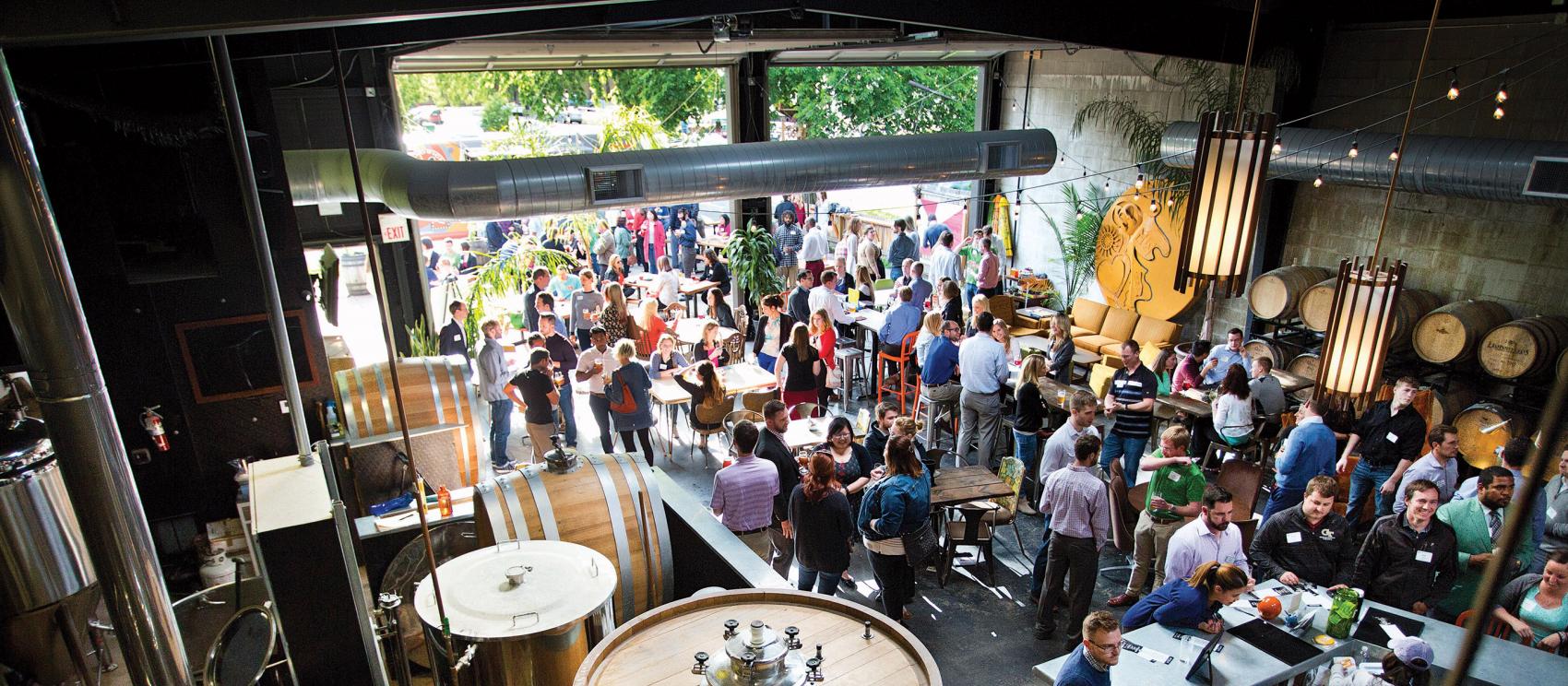 在威奇托 Central Standard 酿酒厂品尝当地啤酒