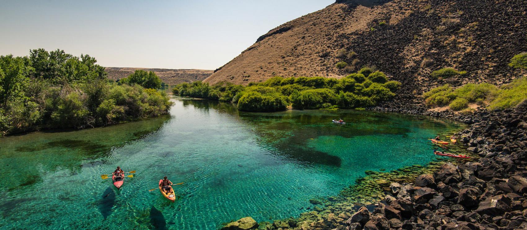 在蛇河附近的蓝心泉体验皮划艇的乐趣