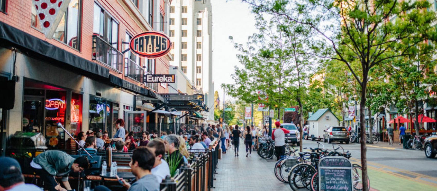 在博伊西市区第 8 大道露天用餐