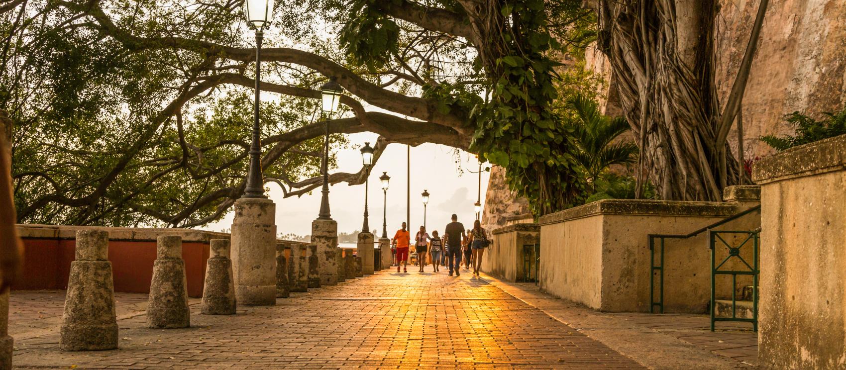 日落时分沿着圣胡安老城十分受欢迎的步行街公主街漫步