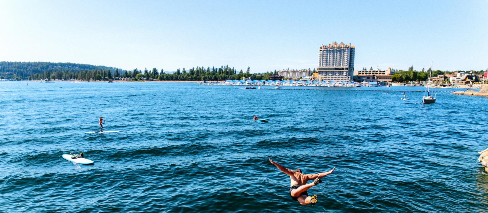 在科达伦湖上游玩