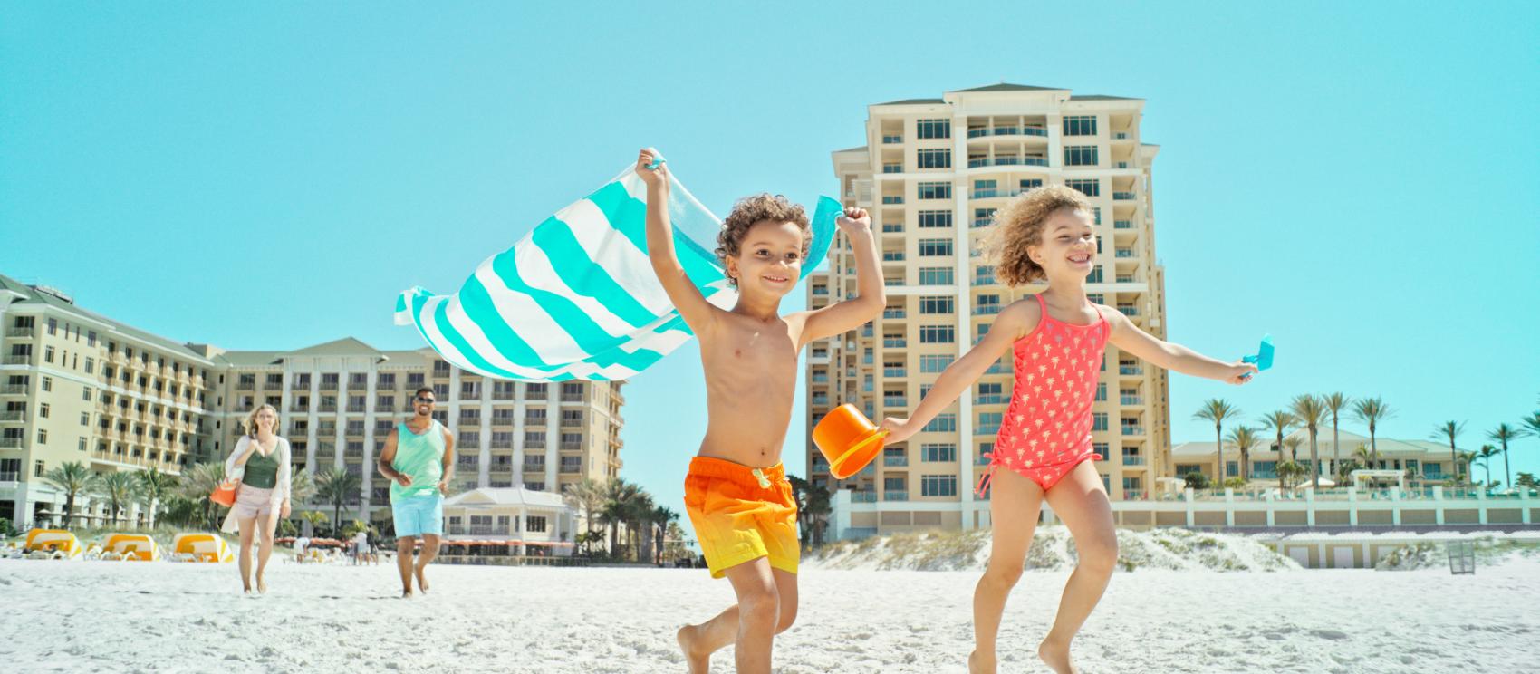 做好准备在清水湾海滩柔软的白沙沙滩上玩耍