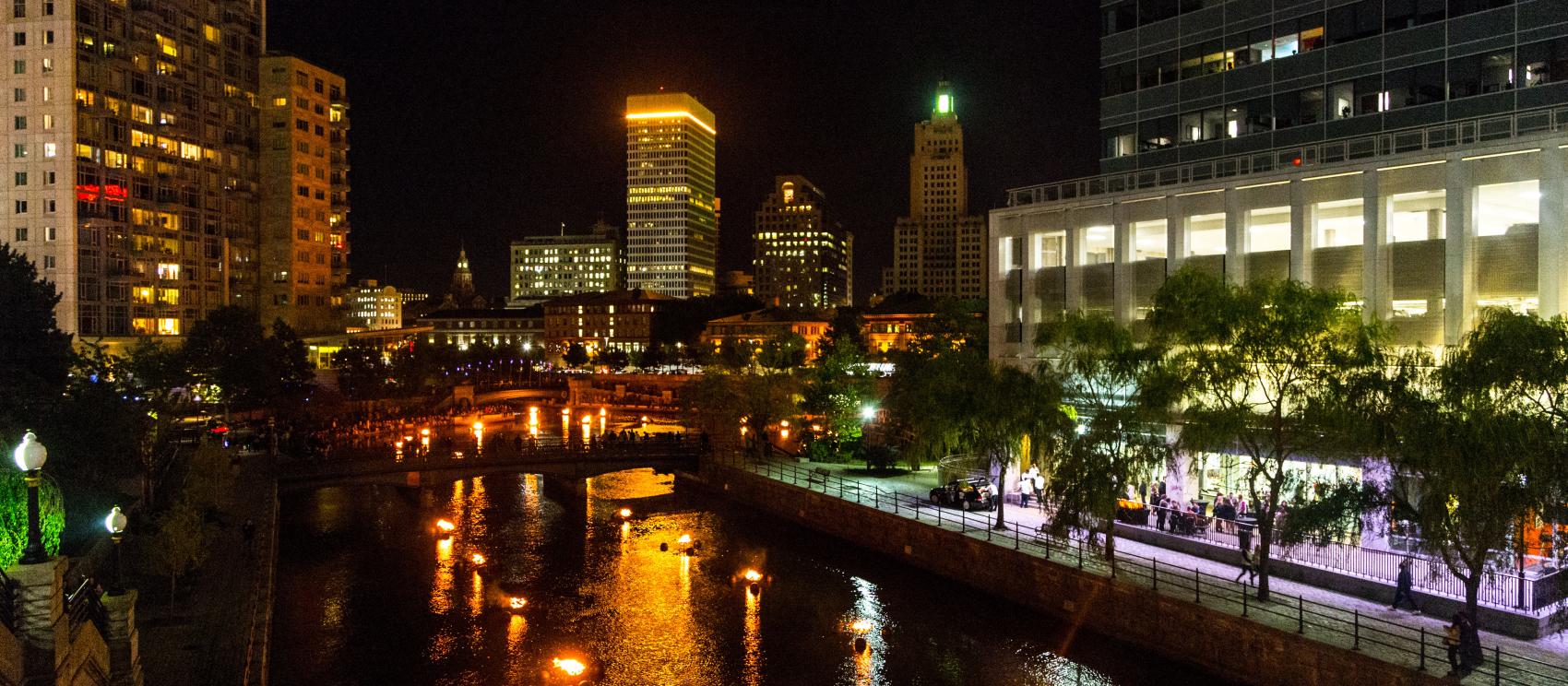 水火秀光影中的普罗维登斯城区河流