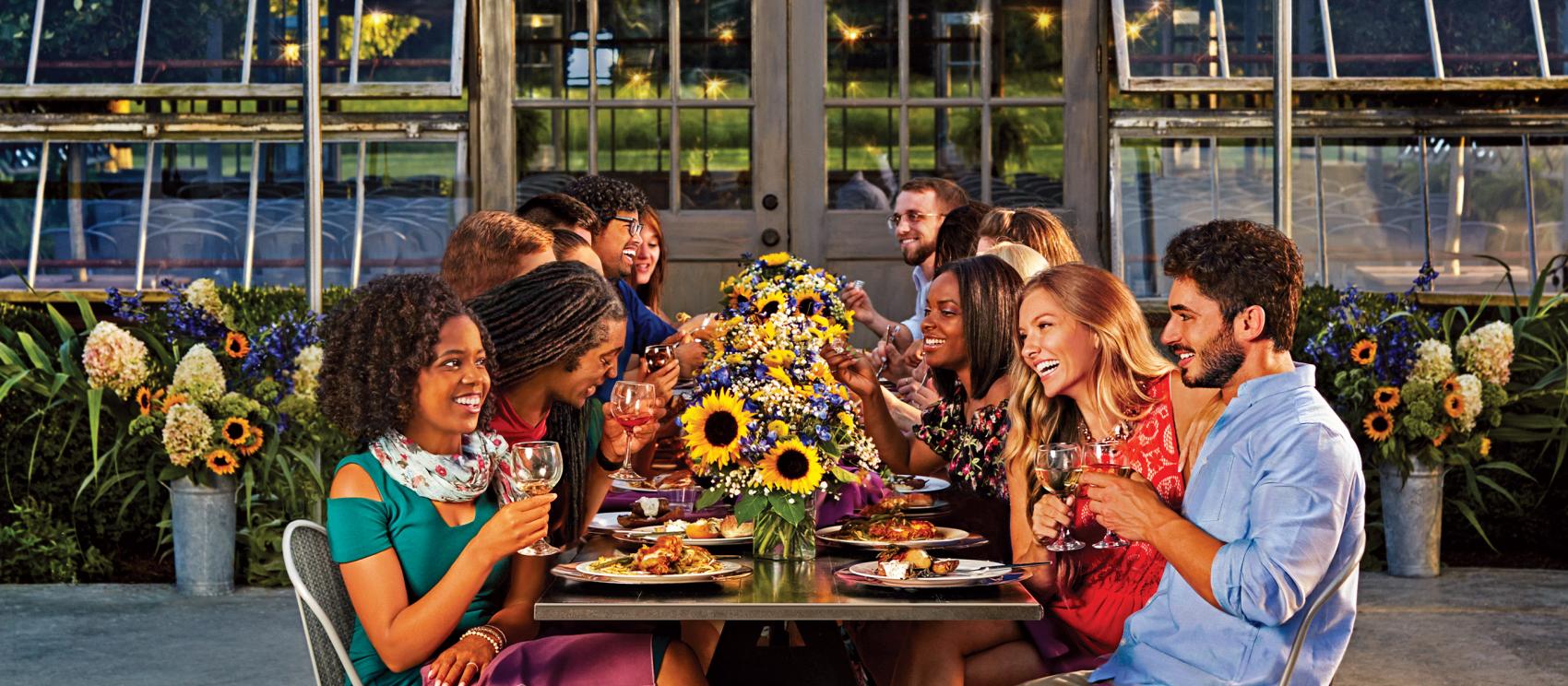 在新奥尔巴尼的 Jorgensen Farms 农场举行的年度 Girasole 晚餐（又称“向日葵晚餐”）