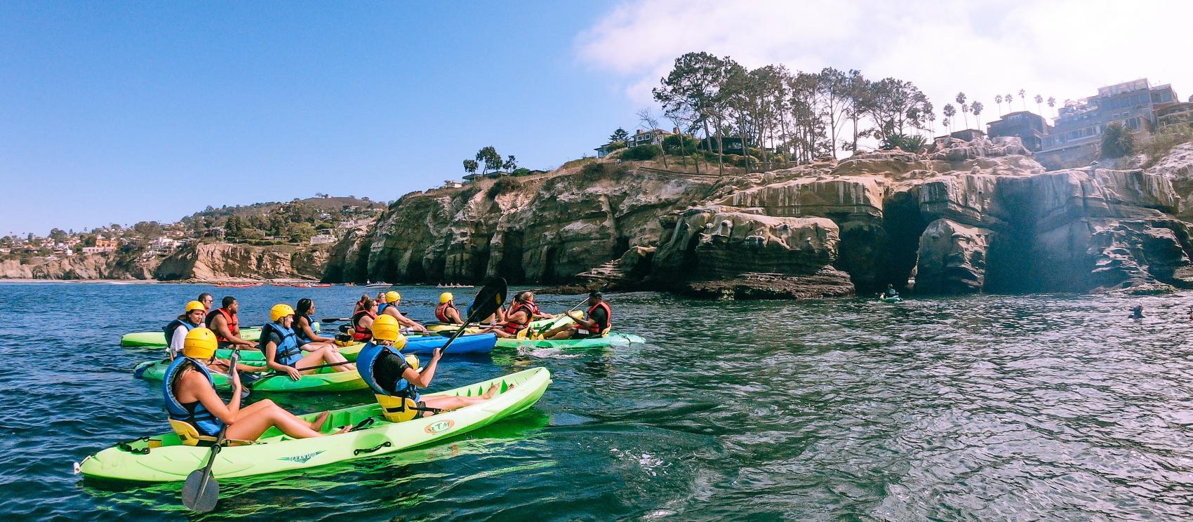 划着皮划艇从圣地亚哥拉荷亚海岸启航