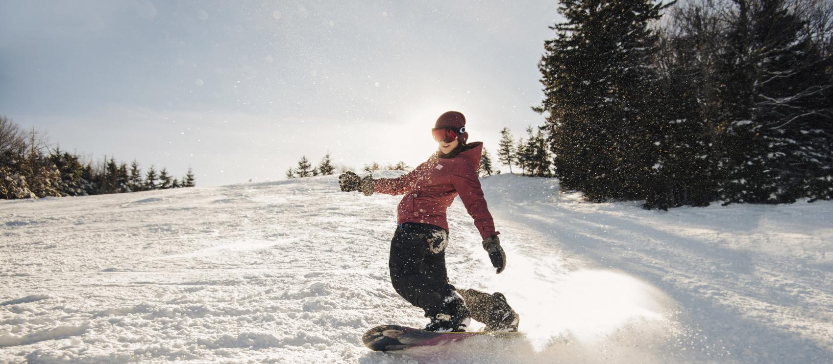 在斯诺肖雪山度假村的滑雪道上用滑雪板疾驰而下