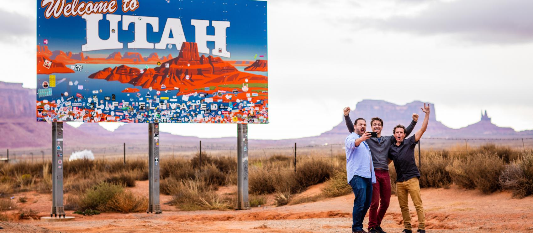摆好姿势，在纪念碑谷的壮观美景中留下身影
