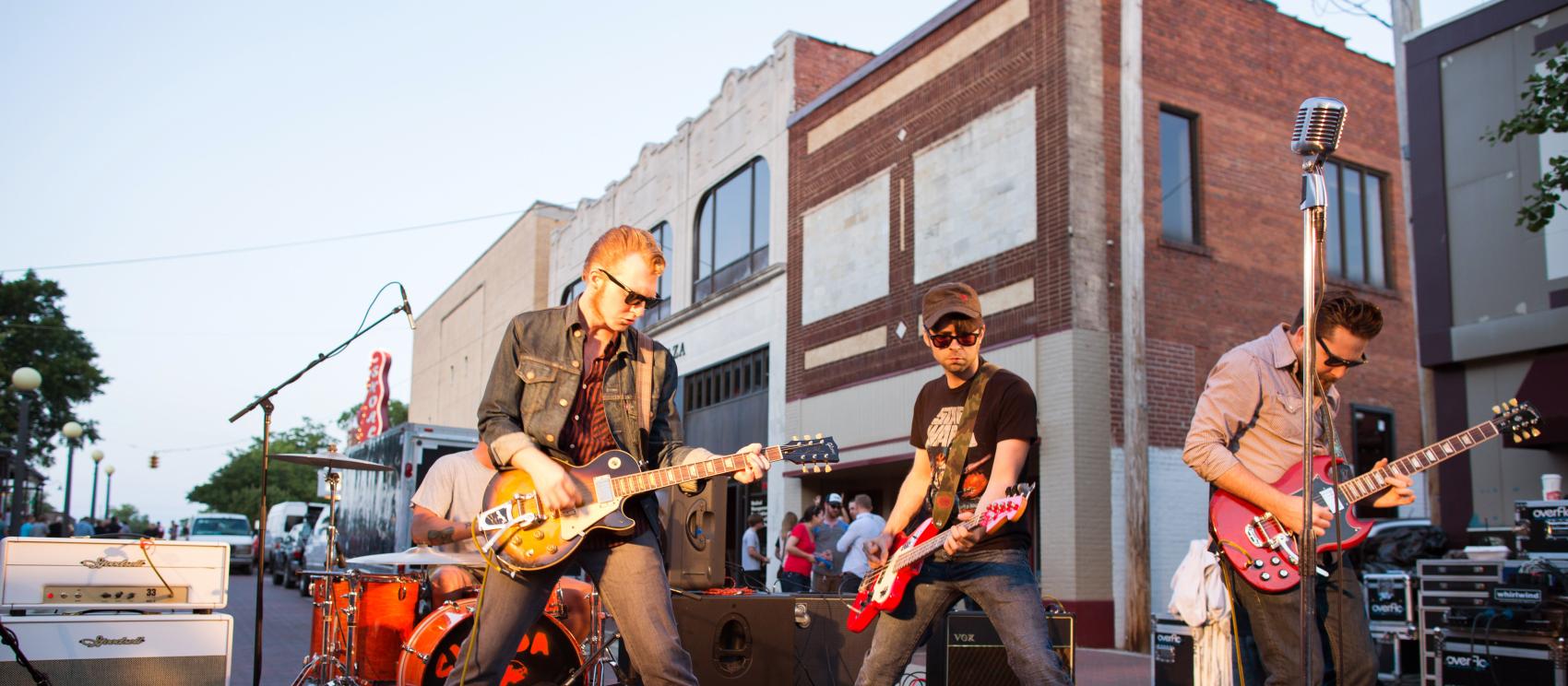 现场乐队在阿拉巴马州弗洛伦斯的威廉·克里斯多夫·汉迪音乐节上表演