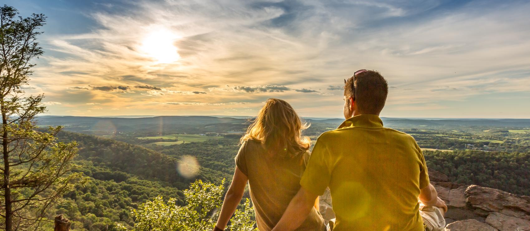 Petite pause depuis le point d’observation de Hawk Rock après une journée de randonnée sur le sentier Appalachian Trail