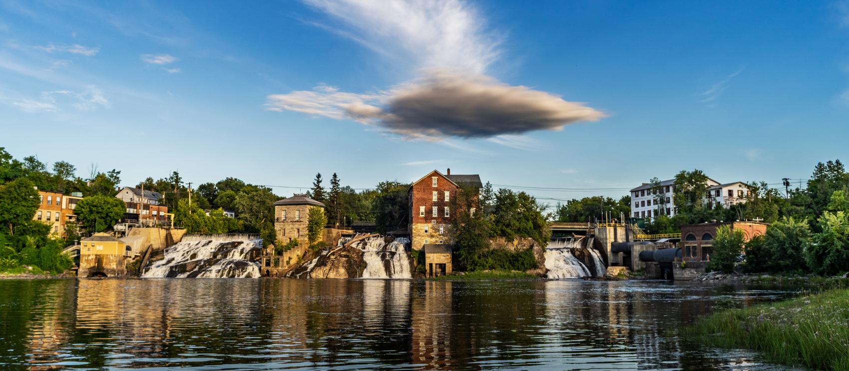 历史悠久的弗金斯市中心：风景秀丽的水獭溪瀑布