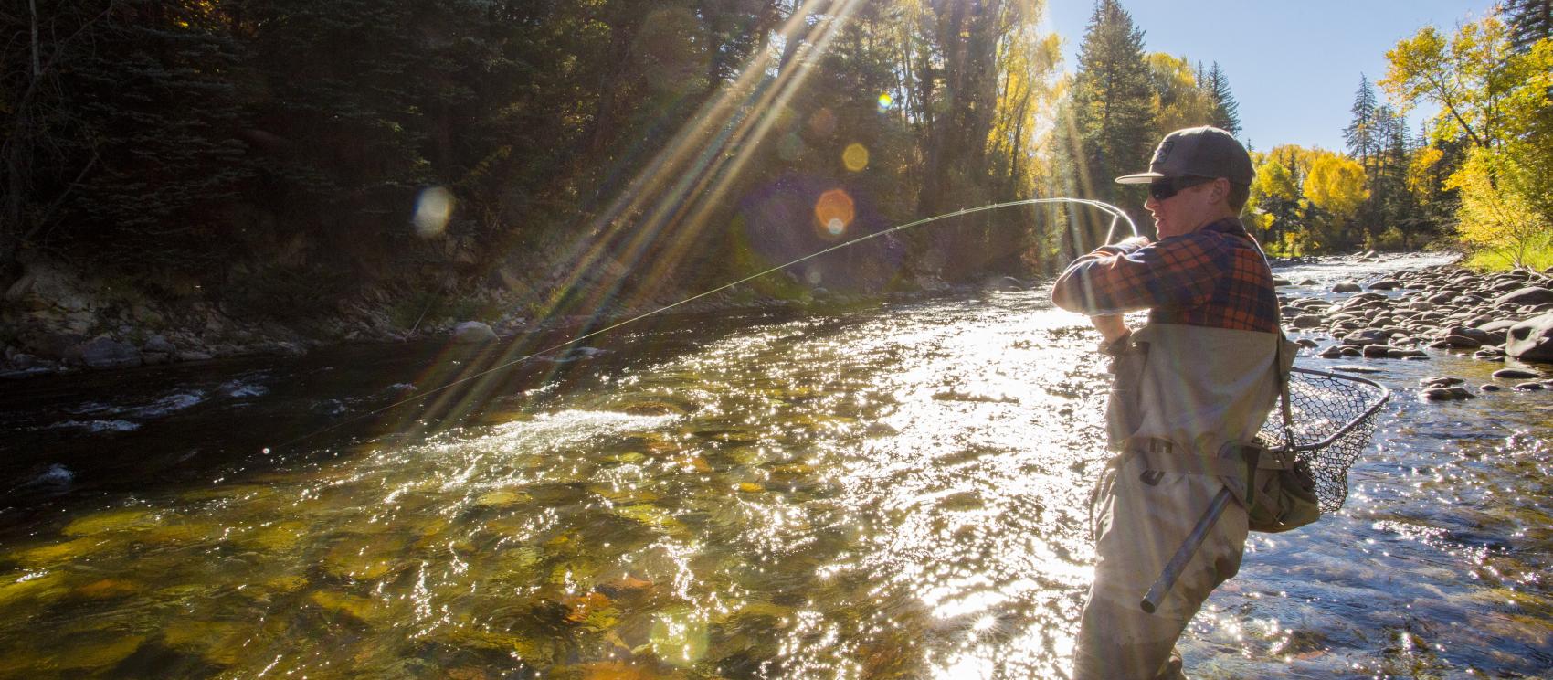 在斯诺马斯附近清澈的溪流中体验飞钓