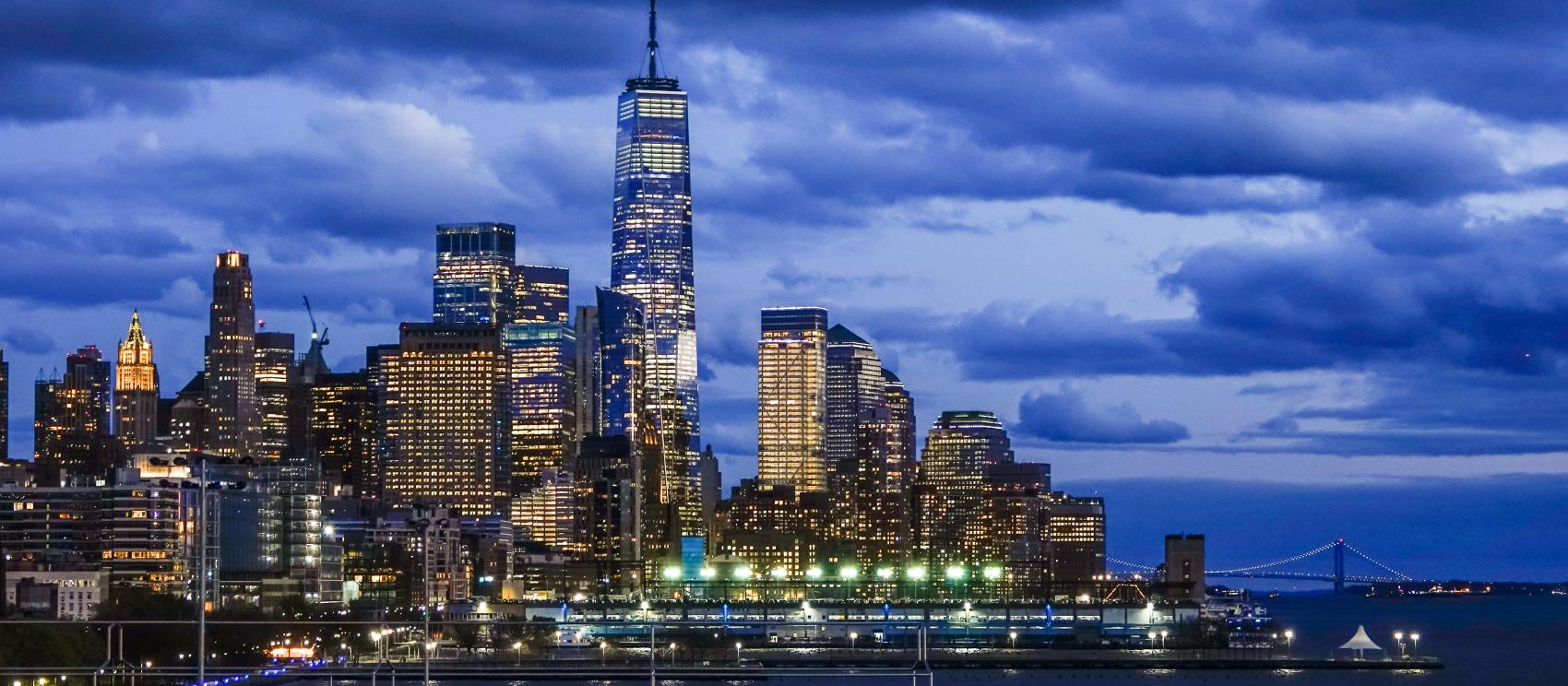 暮色下纽约市璀璨的天际线