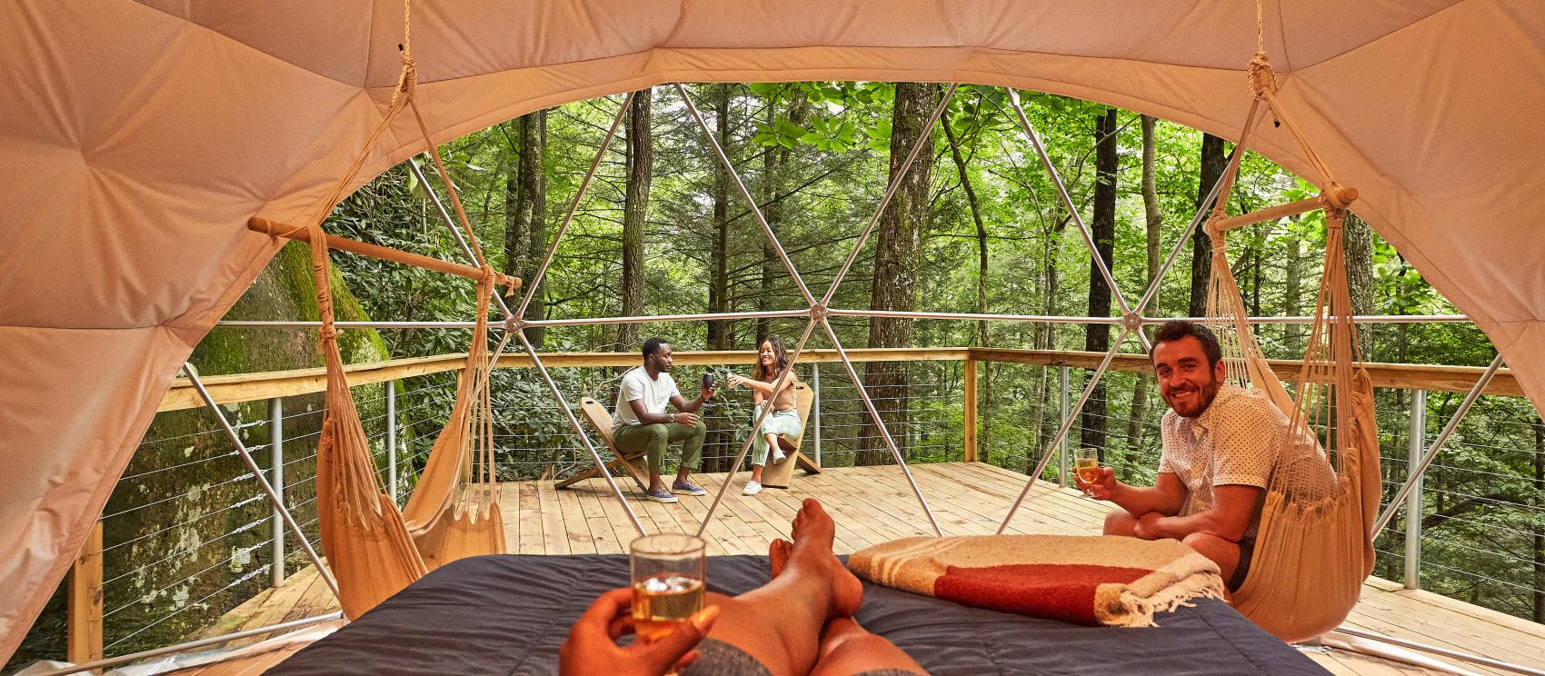 从独特的圆顶帐篷欣赏红河谷的美景