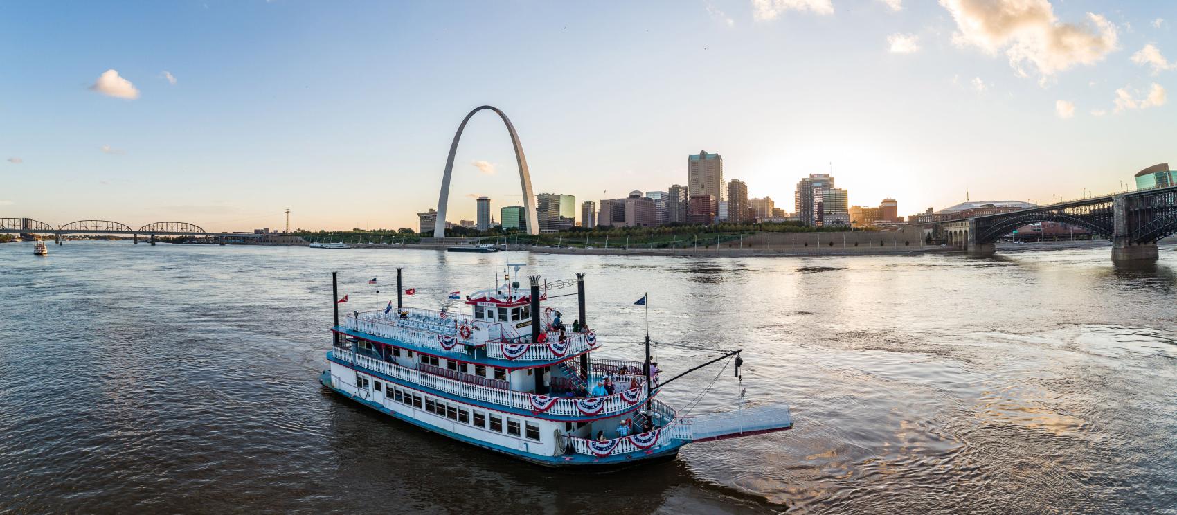 从密西西比河眺望圣路易斯的标志性建筑大拱门国家公园