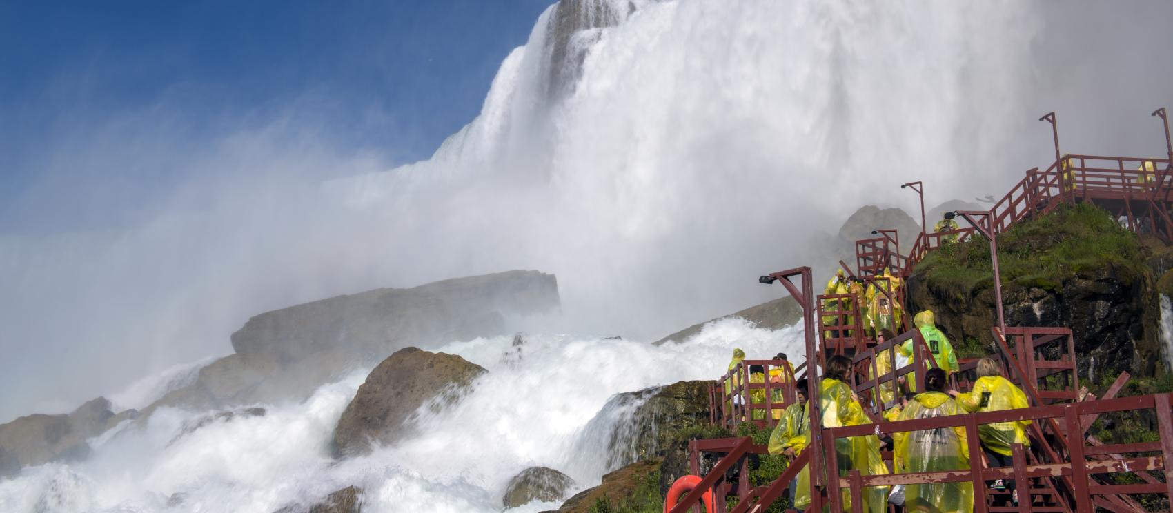 Die Niagarafälle aus nächster Nähe bei der „Cave of the Winds“-Tour