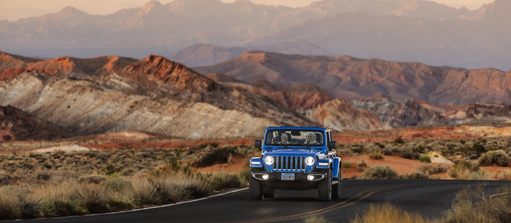 驾车穿越内华达州的沙漠