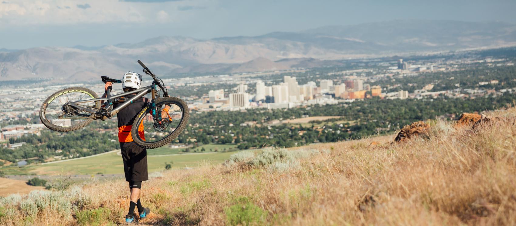 从 Peavine 山上的骑行道眺望里诺的城市景观