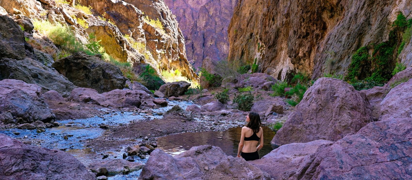 从淘金温泉一个天然温泉池欣赏淘金峡谷的开阔景色