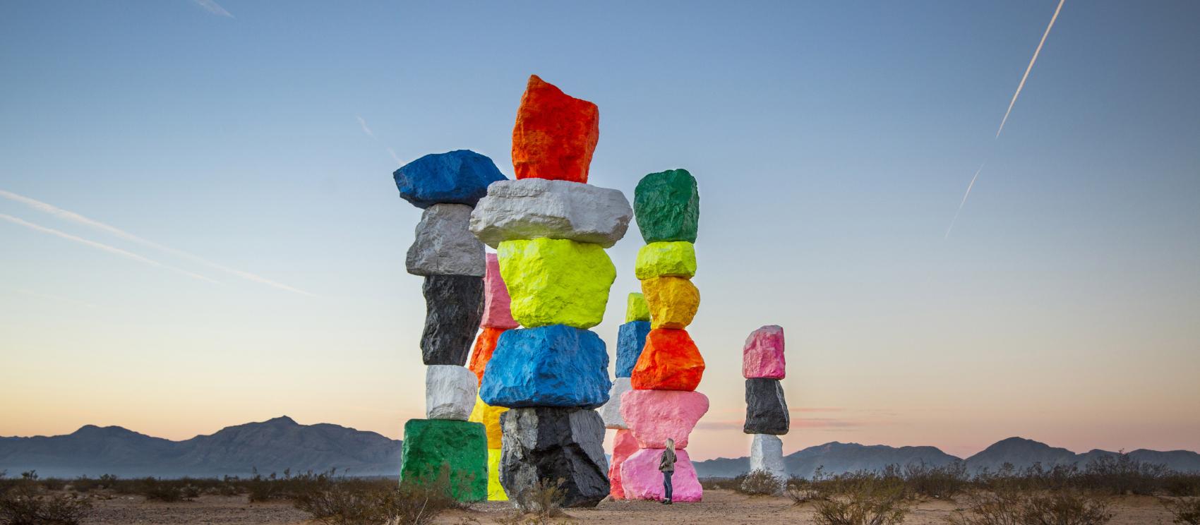 艺术装置七魔山为拉斯维加斯附近的伊万帕谷增色添彩