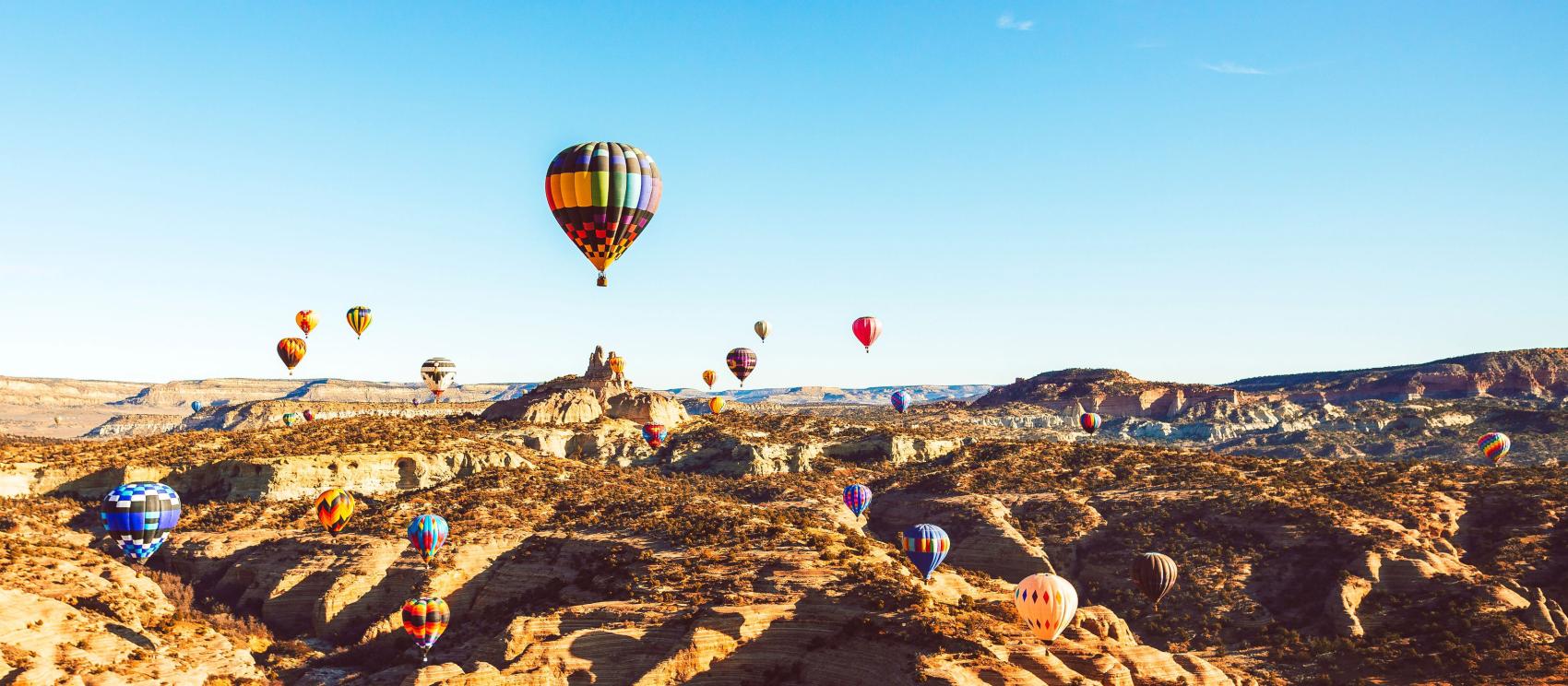 漂浮在盖洛普红石公园上空的热气球