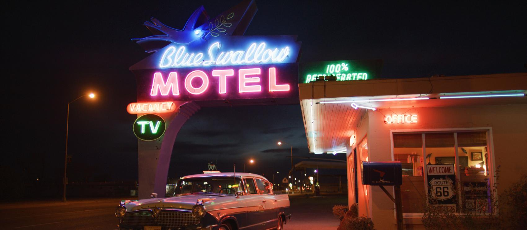 Blue Swallow Motel 汽车旅馆的霓虹灯，66 号公路沿线的标志性景点